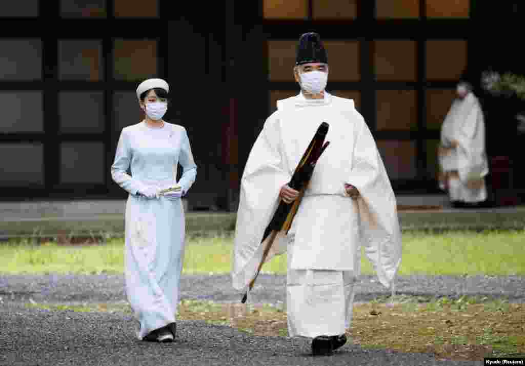Japan's Princess Mako, the daughter of Crown Prince Akishino and Crown Princess Kiko, walks towards the Three Palace Sanctuaries to pray ahead of her marriage at the Imperial Palace in Tokyo.