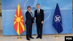 Arhiva - Generalni sekretar NATO-a, Jens Stoltenberg, rukuje se sa premijerom Makedonije Nikolom Gruevskim