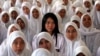 Para pelajar putri SMA di Banda Aceh mendengarkan instruksi bagaimana menghadapi gempa bumi (foto: ilustrasi/Reuters). 