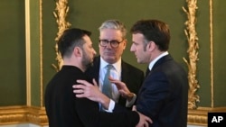 (слева направо) Владимир Зеленский, Кир Стармер, Эммануэль Макрон