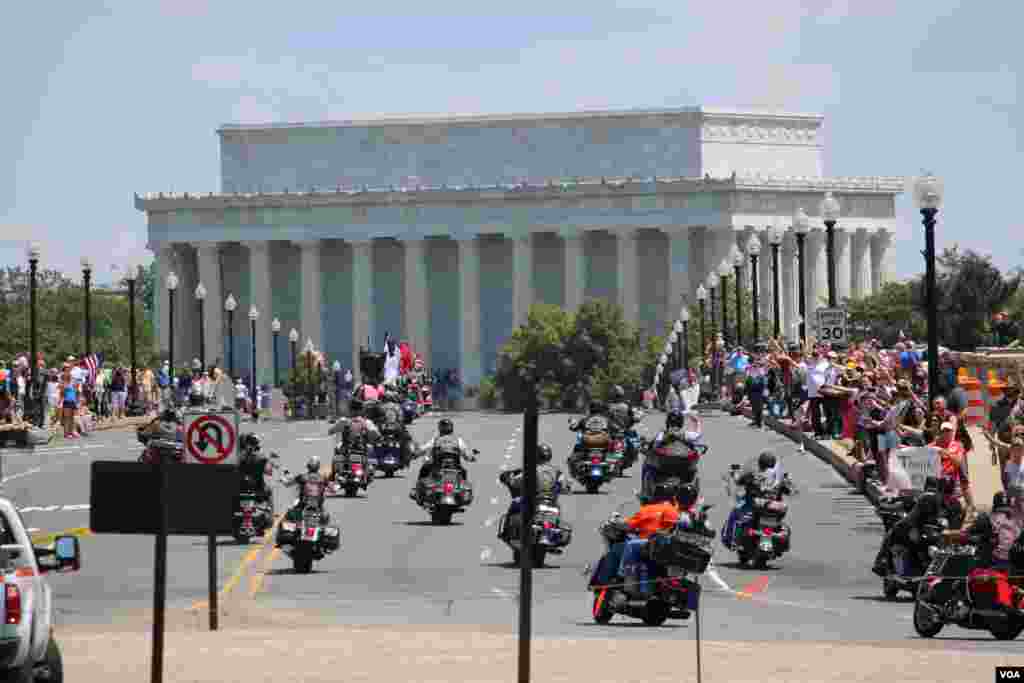 Ðoàn xe "Rolling Thunder" đi về phía Đài tưởng niệm Lincoln ở thủ đô Washington, ngày 25/5/2014. (Brian Allen/VOA)