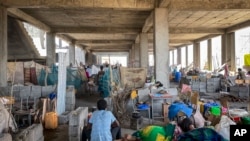 Para pengungsi berlindung di bangunan kampus Universitas Axum yang masih setengah jadi di Shire, Tigray, Etiopia, 23 Februari 2021. 