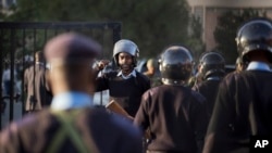 La police à l'extérieur du Parlement à Nairobi, au Kenya, le 18 décembre 2014.