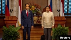 Presiden Indonesia Joko Widodo dan Presiden Filipina Ferdinand Marcos Jr. di Istana Malacañang, di Manila, Filipina, 10 Januari 2024. (Ezra Acayan/Pool via REUTERS)