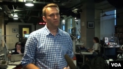 FILE - Russian opposition politician and anti-corruption activist Alexei Navalny talks to VOA's Daniel Schearf in Moscow, May 28, 2015. 