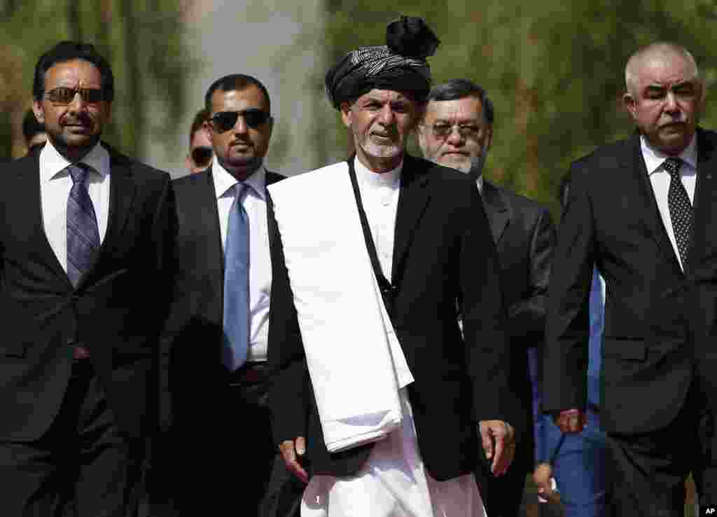 Newly-elected Afghan President Ashraf Ghani (center) arrives for an inauguration ceremony at the presidential palace in Kabul, Sept. 29, 2014.