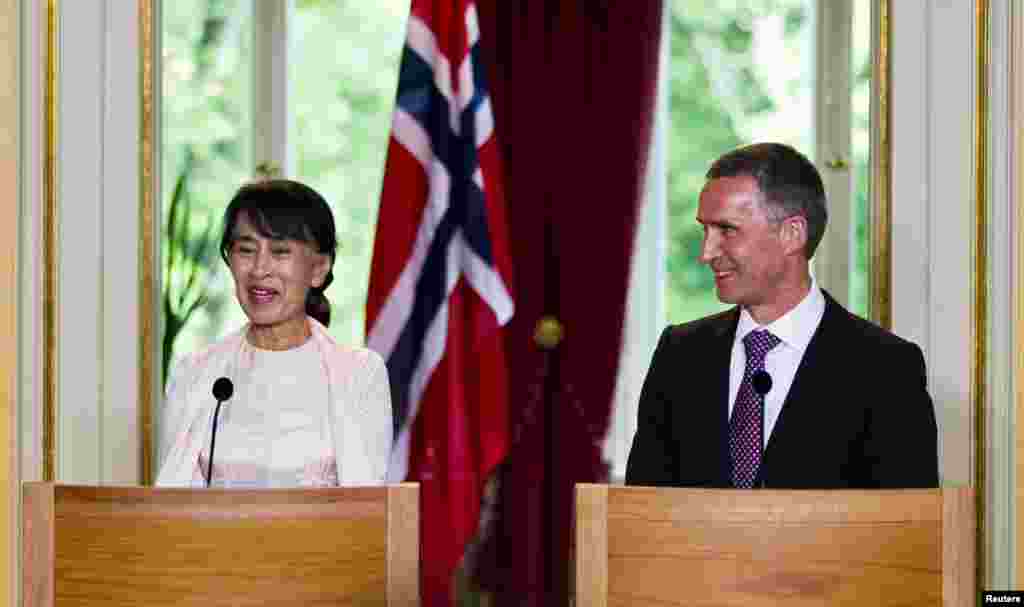 Bà Aung San Suu Kyi dự buổi họp báo với Thủ tướng Na Uy Jens Stoltenberg tại trung tâm Oslo, ngày 15 tháng 6 năm 2012.