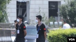 天津核心爆炸區週圍居民樓間巡視的安檢人員(美國之音記者東方)