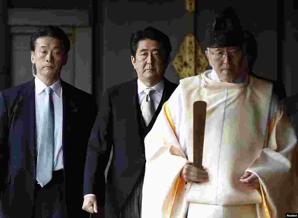 日本首相安倍晋三12月26日在神道祭司的引领下参拜东京的靖国神社。