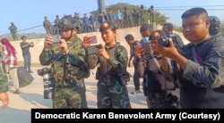 Tentara Thailand memotret dan memfilmkan lebih dari 260 warga negara asing yang diselamatkan dari operasi penipuan daring di Myawaddy, Myanmar. (Foto: Courtesy/DKBA, Democratic Karen Benevolent Army)