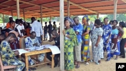 Eleitores na cidade de Cotonou, Benin