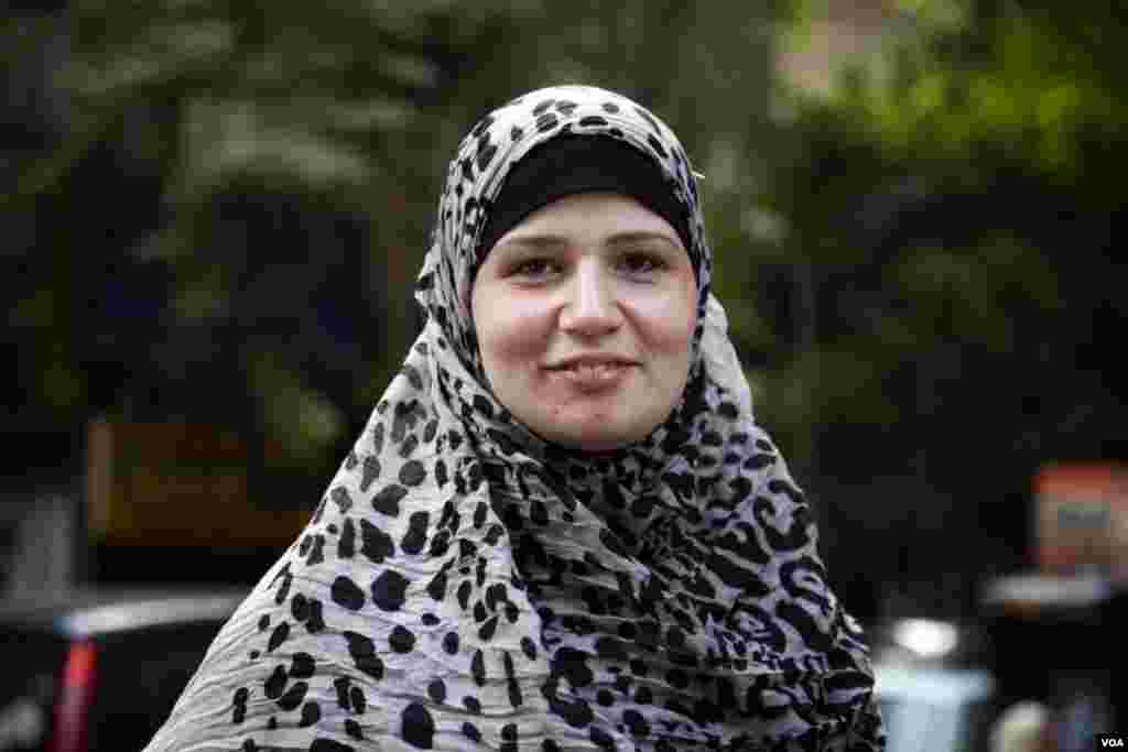 Mervat Mohammed, ibu rumah tangga di Kairo, mengatakan "Obama berhubungan dengan Arab dan Muslim dengan rasa hormat." (Y. Weeks/VOA)
