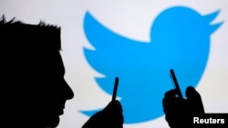 Según la encuesta realizada en EE.UU.casi 25% de los que tienen cuenta en Twitter envían por lo menos un tuit diario, mientras que 29% dice que nunca lo hace.