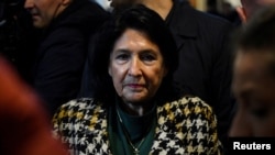 Predsjednica Gruzije Salome Zurabichvili posjećuje biračko mjesto tokom parlamentarnih izbora u Tbilisiju, 26. oktobra 2024. godine.