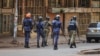 Les forces de sécurité ougandaises patrouillent dans une rue de Kampala, en Ouganda, le 19 novembre 2020. 