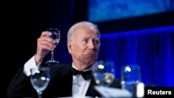 Президент США Джо Байден выступает на ежегодном ужине Ассоциации корреспондентов Белого дома. 30 апреля 2022г.
