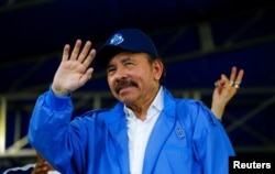 El presidente de Nicaragua, Daniel Ortega, saluda a simpatizantes durante las celebraciones con motivo del 39 ° aniversario del "repliegue" en Managua, Nicaragua, el 7 de julio de 2018. REUTERS / Oswaldo Rivas -