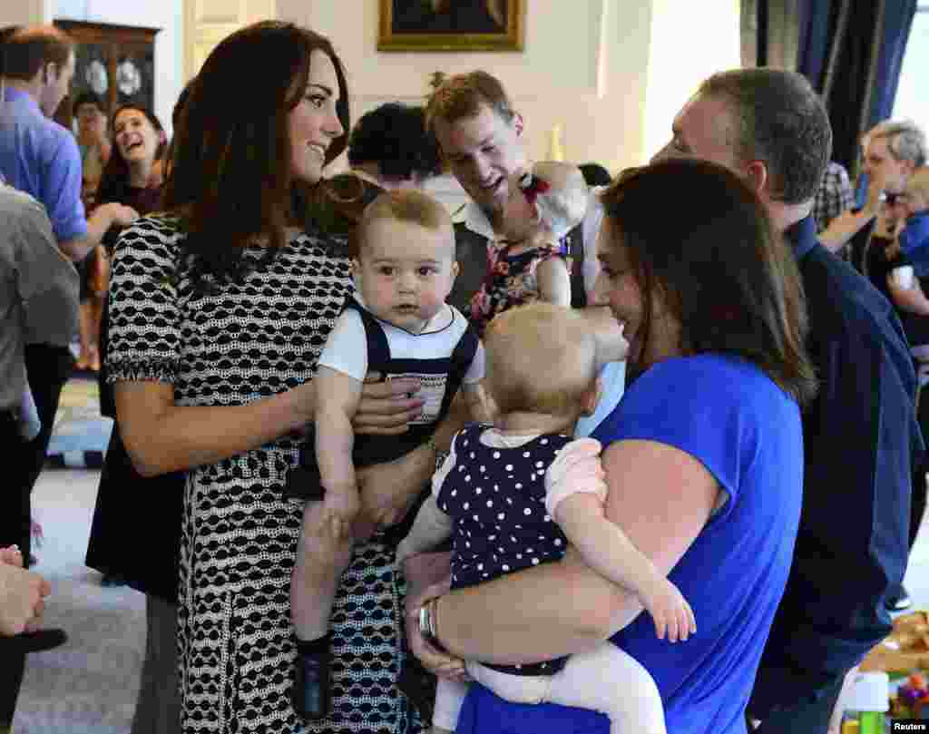 Kate Middleton atau "Duchess of Cambridge" memegang bayinya, Pangeran George, dalam sebuah pertemuan "play group" di kota Wellington, Selandia Baru.