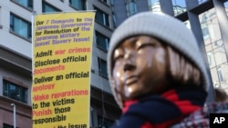 Patung yang melambangkan budak seks masa perang dipajang di dekat Kedutaan Besar Jepang di Seoul, Korea Selatan, Jumat, 8 Januari 2021. (Foto: AP)