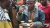 Des creuseurs artisanaux dans une mine d'or au Nord-Kivu, RDC, 21 avril 2015. 