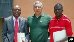 José Manuel, à direita, com Luís Costa Ribas e Alexandre Neto, em Luanda (foto de arquivo)
