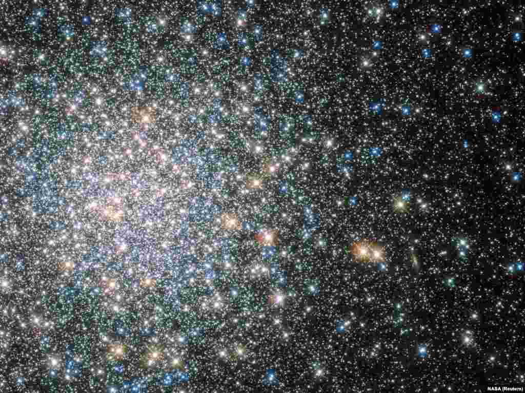 Sebuah cluster globular yang disebut Messier 5 (M5) yang mengandung 100.000 atau lebih bintang dan dikemas dalam wilayah diameter sekitar 165 tahun cahaya terlihat dalam gambar tanpa tanggal yang diambil oleh teleskop Hubble Space NASA dan dirilis pada 25 April 2014. 