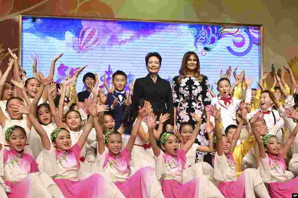 美国第一夫人梅拉尼娅·川普和中国国家主席习近平夫人彭丽媛访问北京板厂小学(2017年11月9日)。