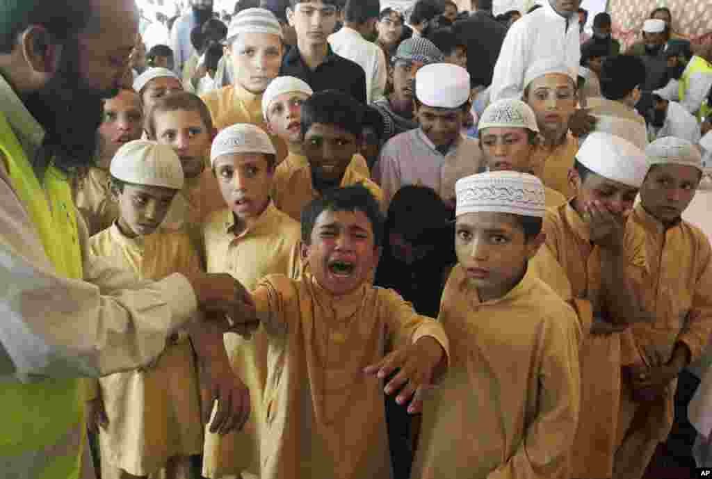 Seorang anak laki-laki Pakistan menangis setelah menerima vaksin campak yang diberikan oleh tenaga sukarelawan dari Jamaat-ud-Dawwa di Lahore, Pakistan. Menurut Departemen Kesehatan, jumlah kasus campak di provinsi Punjab mencapai 7.794 sejak Januari tahun ini.