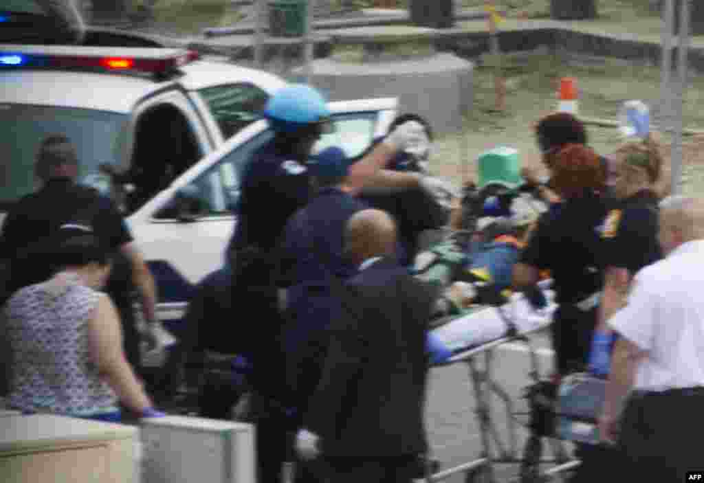 Polisi Capitol Hill membawa korban cidera dengan tandu di luar gedung Capitol.