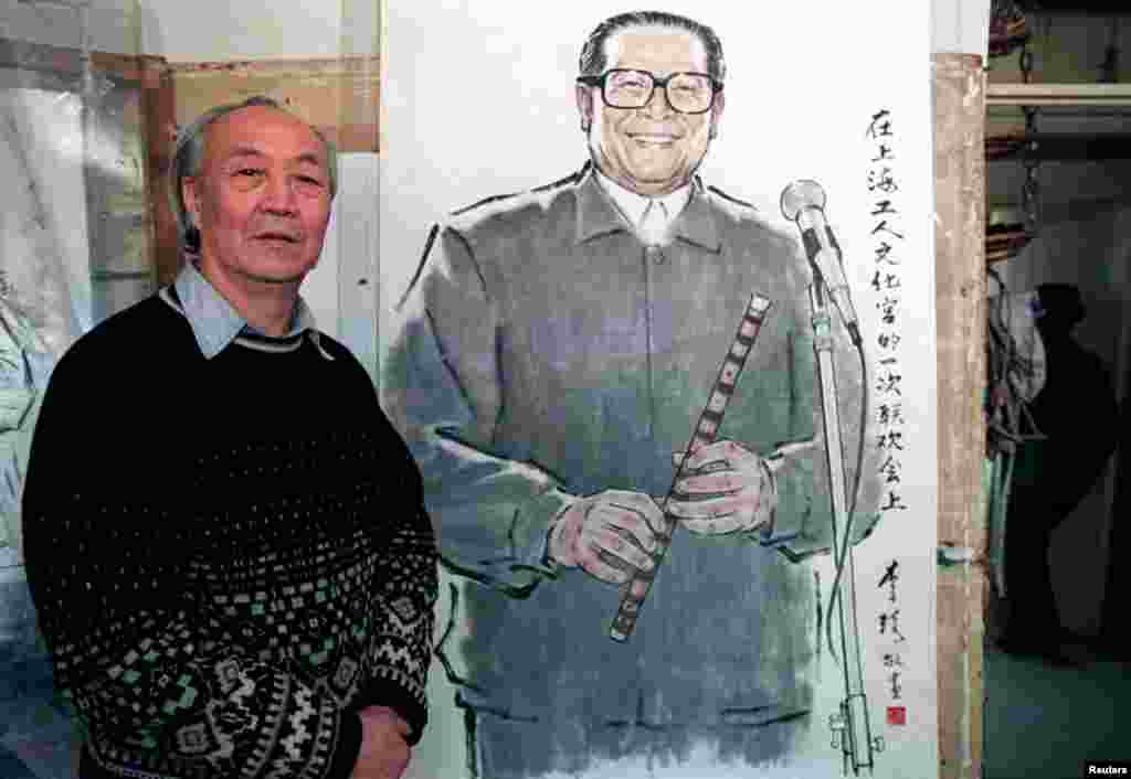 1996年1月30日,北京画家李琦和他的画作 《同心曲——在上海工人文化宫的一次联欢会上》,这是江泽民的一幅半身像。