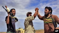 Des révolutionnaires libyens réagissent durant une attaque contre la ville de Syrte, le 6 octobre 2011.