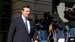 លោក Paul Manafort ដែល​ជា​ប្រធាន​យុទ្ធនាការ​របស់​លោក​ប្រធានាធិបតី ដូណាល់ ត្រាំ ចាកចេញ​ពី​តុលាការ​សហព័ន្ធ​ បន្ទាប់​សវនាការ​នៅ​ក្នុង​រដ្ឋធានី​វ៉ាស៊ីនតោន កាលពី​ថ្ងៃទី២៨ ខែកុម្ភៈ ឆ្នាំ២០១៨។