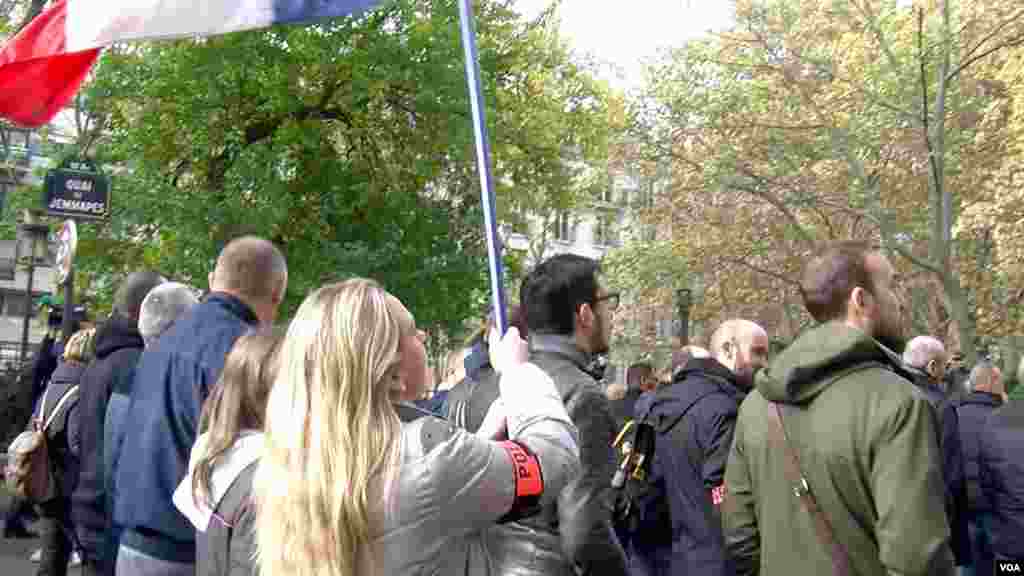 Police demonstrate in the northern part of Paris, Oct. 26, 2016. (L. Bryant/VOA)