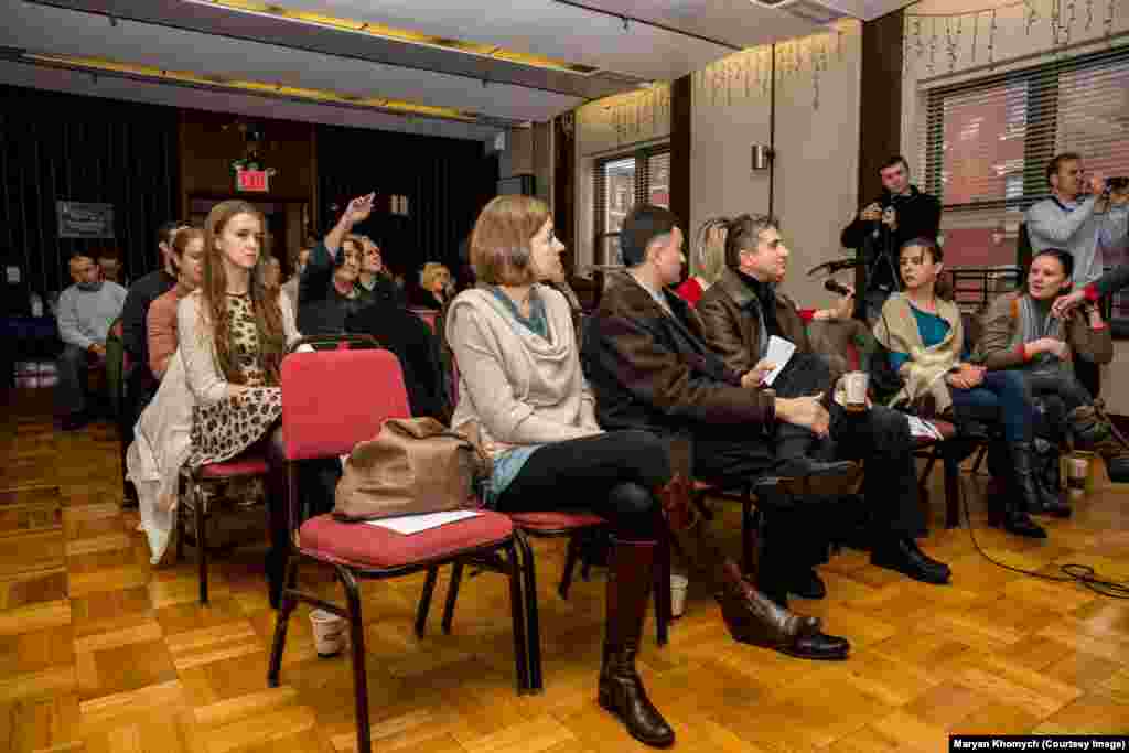 Українські активісти у Нью-Йорку "Планується масштабне об'єднання всіх активів Америки для роботи із проектами допомоги Майдану: благодійні акції для збору коштів, "Maidanobus NYC", надсилання листів до всіх представників Конгресу та Сенату з вимогами персональних санкцій, Українські дні у Вашингтоні", - пише Анастасія Рибицька.