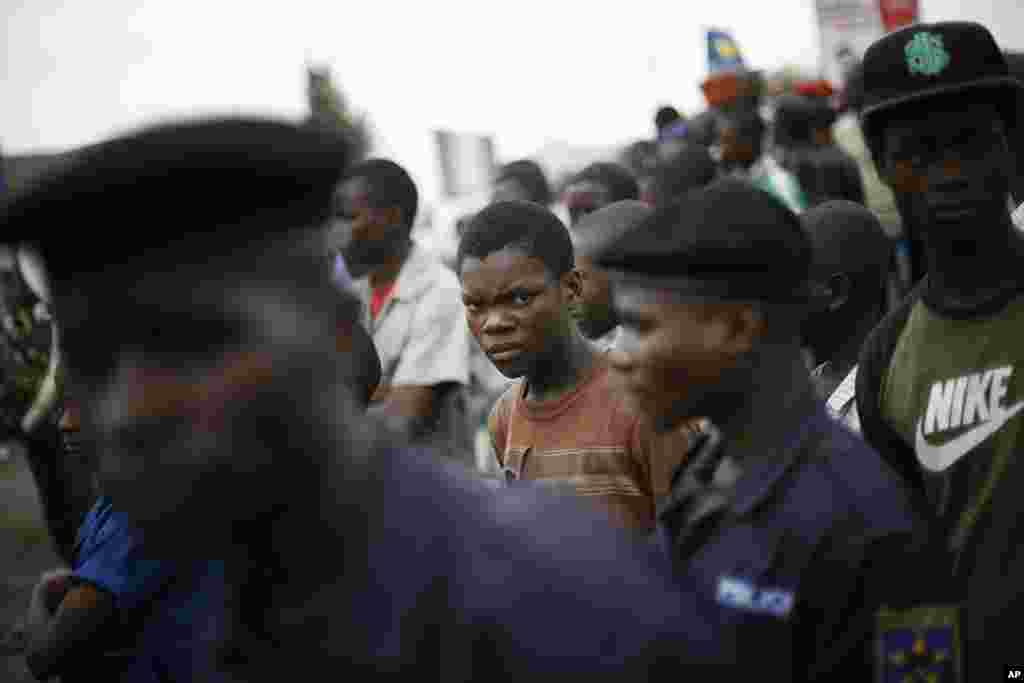 Goma residents, including street children, gather for an anti-Kabila demonstration supported by the M23 rebel movement in Goma, DRC, November 28, 2012.
