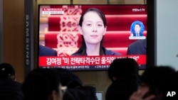 Kim Yo Jong, saudara perempuan pemimpin Korea Utara, Kim Jong Un, dalam sebuah program berita di Stasiun Kereta Api Seoul di Seoul, Korea Selatan, Senin, 20 Februari 2023. (Photo: AP)