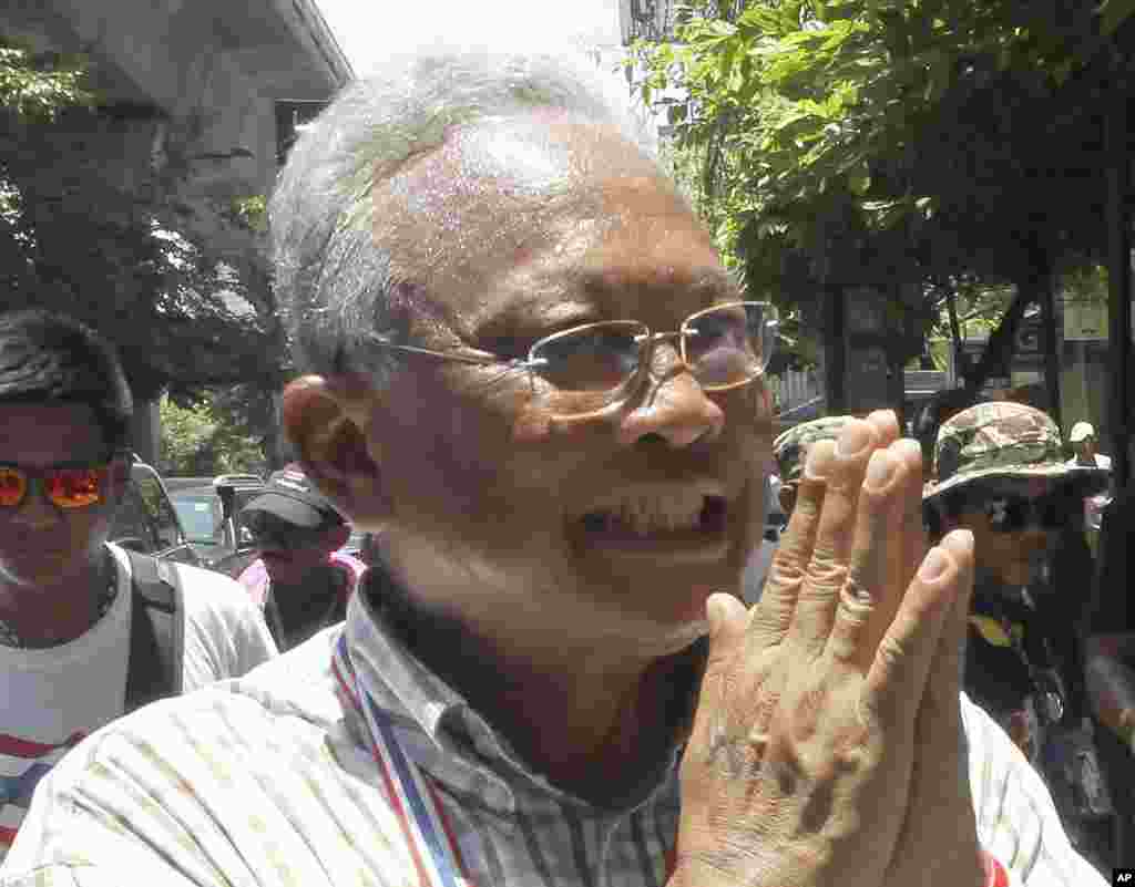 Pemimpin demonstrasi anti-pemerintah Suthep Thaugsuban menyapa para pendukung dalam sebuah demonstrasi di Bangkok, Thailand (8/5). (AP/Apichart Weerawong)