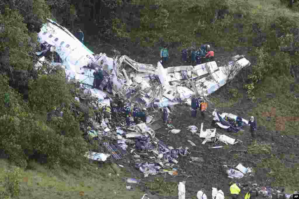 O avião que tinha embarcado de São Paulo, caiu numa área montanhosa na Colômbia e desfez-se em peças, matando 76 pessoas e deixando cinco sobreviventes, segundo as autoridades colombianas. 