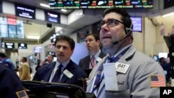 El precio del petróleo que bajó a menos de $27 dólares por barril volvió a estremecer los mercados financieros.
