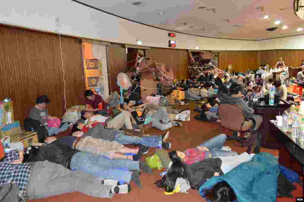 Students protesting a China-Taiwan trade pact sleep inside the legislature in Taipei, March 20, 2014. (Xiaobei Zhang/VOA)