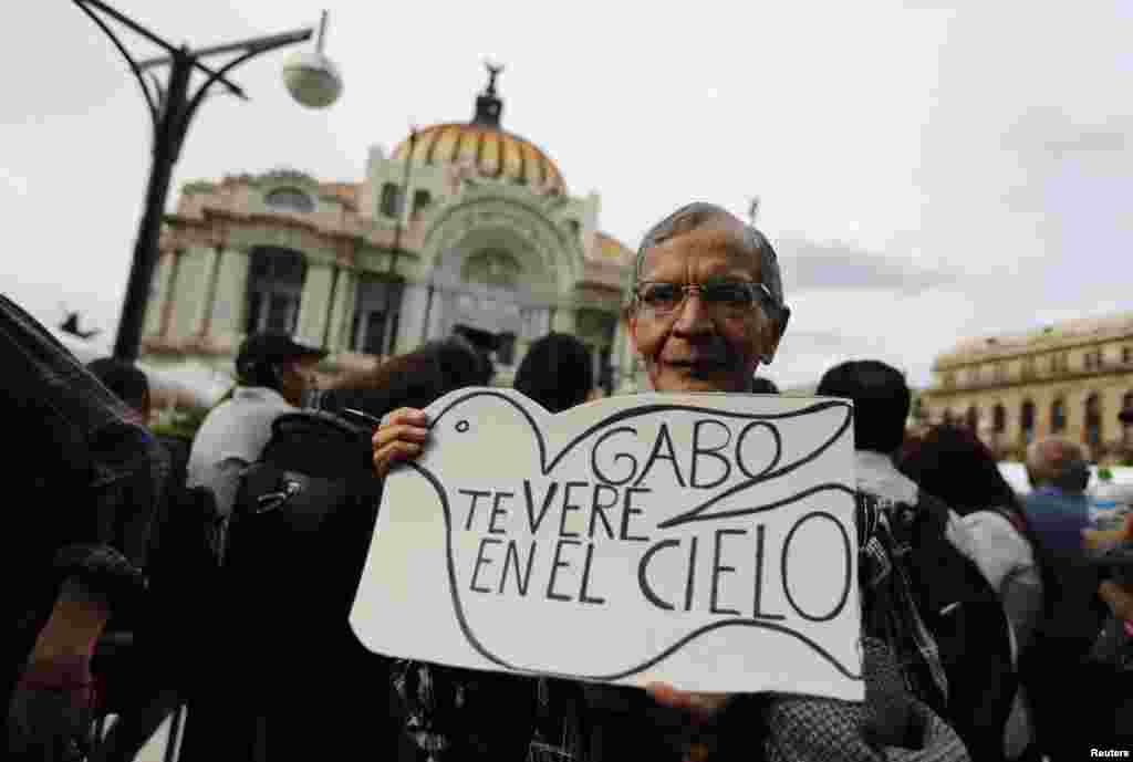Penggemar penulis peraih Hadiah Nobel Gabriel Garcia Marquez memegang kertas bertuliskan "Gabo, sampai jumpa di surga," saat mengantre di luar Palace of Fine Arts untuk melihat tempat abu jenazah Garcia Marquez di Mexico City (21/4). (Reuters/Tomas Bravo)