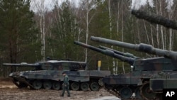 Фото для ілюстрації: польський військовий біля танку "Леопард" в Польщі, лютий 2023 року (AP Photo/Michal Dyjuk)