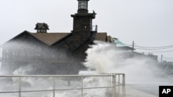Grandes olas provocadas por la tormenta tropical Debby azotan las calles del Cayo Cedar, en Florida.