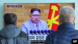 La gente mira una televisión en un discurso de Año Nuevo del líder norcoreano Kim Jong Un, en la estación de trenes de Seúl, Corea del Sur, el 3 de enero de 2018. 