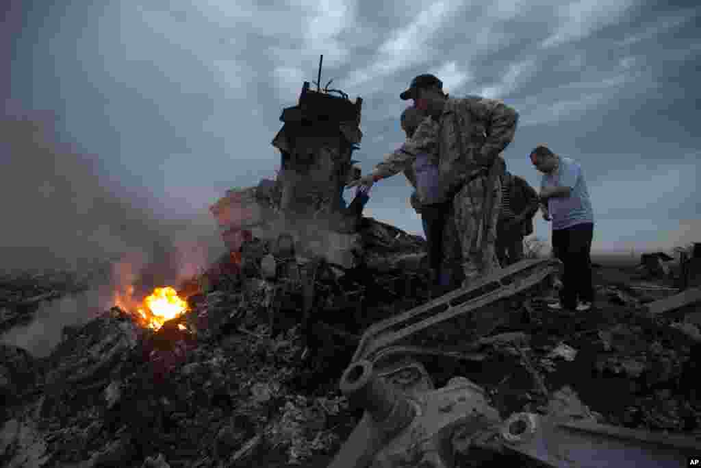 Puing-puing pesawat Malaysia Airlines MH17 yang jatuh di Grabovo, Ukraina timur. 