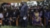 Le ministre de la Justice de la RCA, Flavien Mbata avec des familles de victimes du massacre de Boali (24 mars 2014), le 21 novembre 2017.