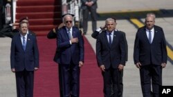 Izraelski predsjednik Isak Hercog (L), predsjednik SAD Joe Biden, premijer Jair Lapid i alternativni premijer Naftali Benet na aerodromu Ben Gurion u Tel Avivu, (Foto: AP /Ariel Schalit)