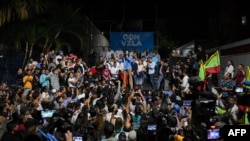 María Corina Machado (C) celebra los resultados de las elecciones primarias de la oposición en la sede de su partido, Vente Venezuela, en Caracas el 22 de octubre de 2023.(Foto de Federico PARRA/AFP)