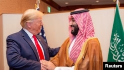 Мухаммед бин Салман пожимает руку Дональду Трампу на саммите лидеров G20 в Осаке, Япония, 29 июня 2019 года