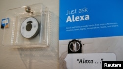 Instrucciones sobre cómo usar el asistente personal "Alexa", de Amazon, en un centro la empresa en Vallejo, California. 8/5/18. REUTERS/Elijah Nouvelage.